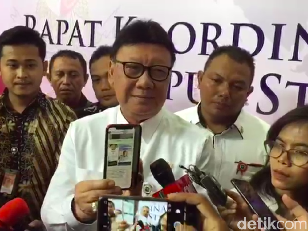 PNS Kemenkum HAM Dinonjobkan Gegara Posting Anti-pancasila PNS Kemenkum HAM Dinonjobkan Gegara Posting Anti-pancasila