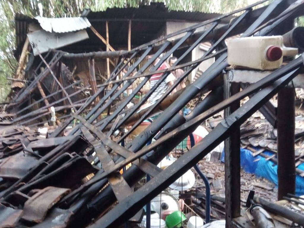 Puting Beliung Rusak 4 Bangunan di Bojonegoro, BPBD akan Kirim Sembako Puting Beliung Rusak 4 Bangunan di Bojonegoro, BPBD akan Kirim Sembako