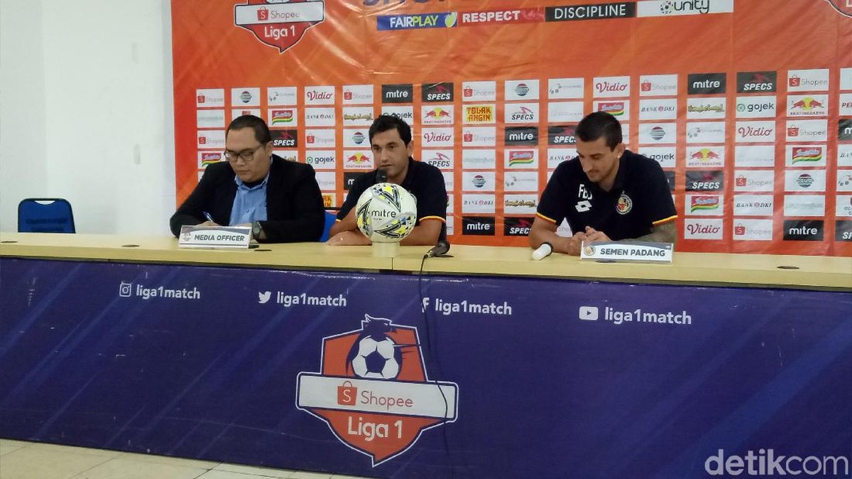 Pelatih Semen Padang Eduardo Almeida (Randy Prasatya/detikSport)