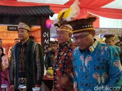 Tampil dengan Ikat Kepala Khas Papua, Menhan Bicara Keberagaman