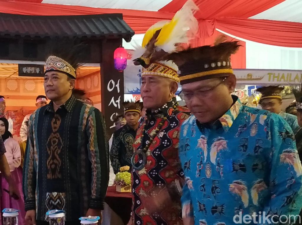 Tampil dengan Ikat Kepala Khas Papua, Menhan Bicara Keberagaman Tampil dengan Ikat Kepala Khas Papua, Menhan Bicara Keberagaman