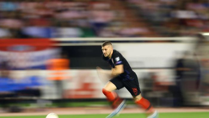 Ante Rebic disebut kalah dalam perjudian setelah pindah ke AC Milan. (Foto: Antonio Bronic / Reuters) Ante Rebic disebut kalah dalam perjudian setelah pindah ke AC Milan. (Foto: Antonio Bronic / Reuters)