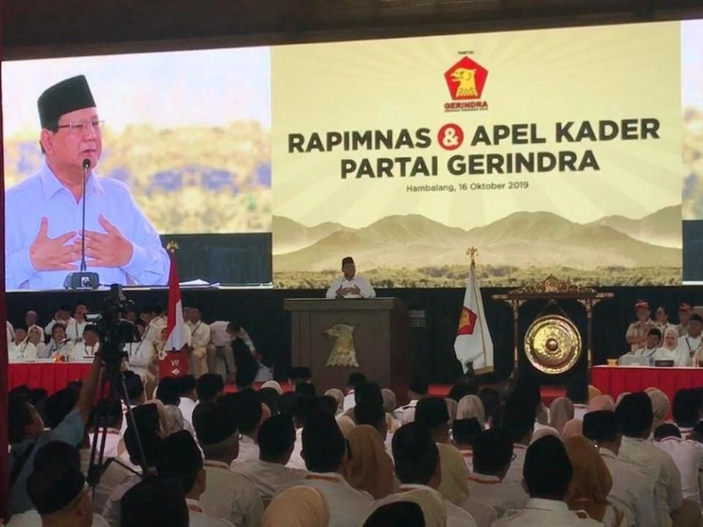 Prabowo Sambut Kembalinya Sandiaga-Beri Keris ke Fadli Zon di Rapimnas Prabowo Sambut Kembalinya Sandiaga-Beri Keris ke Fadli Zon di Rapimnas