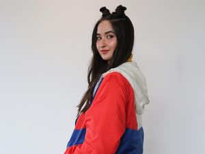 Gaya Stephanie Poetri yang Mencuri Perhatian dengan Baju Warna-warni Gaya Stephanie Poetri yang Mencuri Perhatian dengan Baju Warna-warni