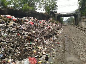 Lurah Minta Bantuan Swasta Angkut Sampah Samping Rel Citeureup