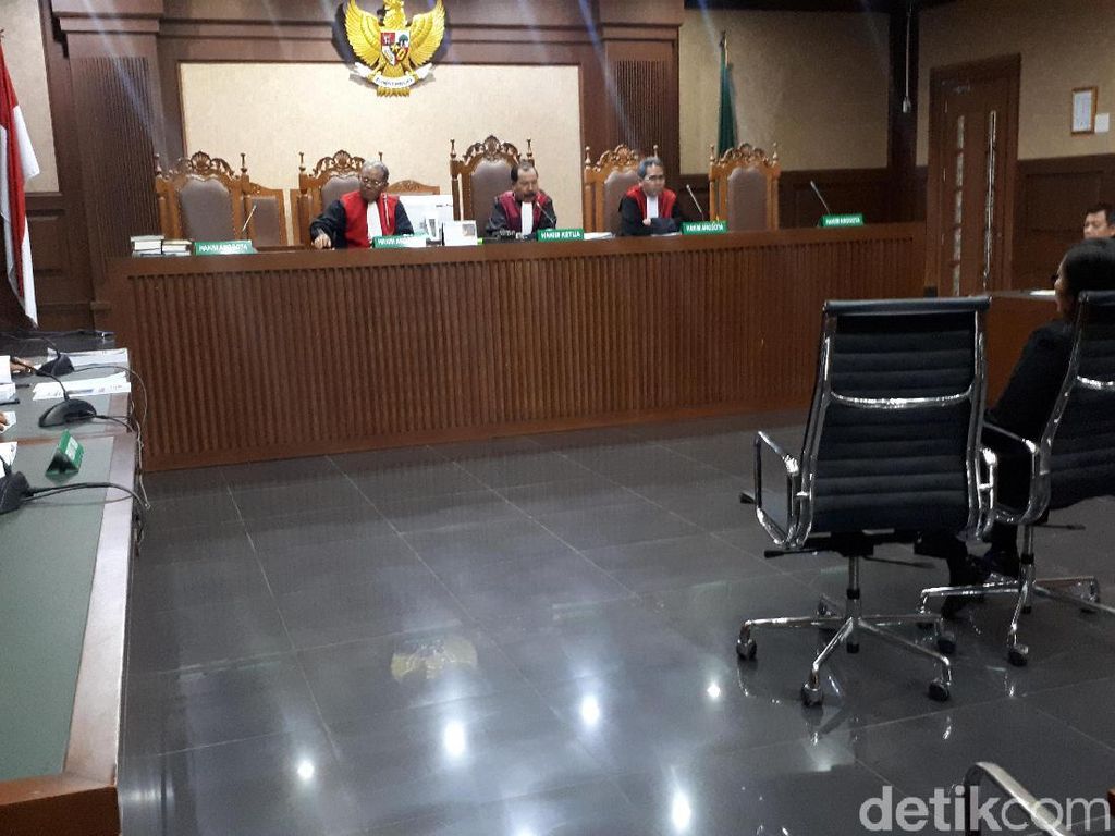 Jaksa KPK Tuntut Perantara Suap Bowo Sidik 4 Tahun Penjara Jaksa KPK Tuntut Perantara Suap Bowo Sidik 4 Tahun Penjara