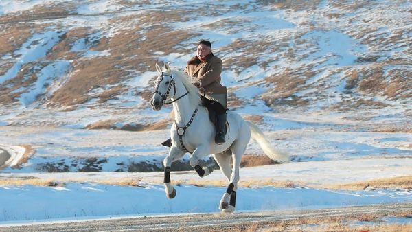 Momen Kim Jong-Un Tunggangi Kuda Putih di Tengah Hamparan Salju