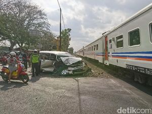 Sebuah Truk dan MPV Tabrakan di Perlintasan Kereta Api Tulungagung