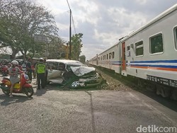 Sebuah Truk dan MPV Tabrakan di Perlintasan Kereta Api Tulungagung
