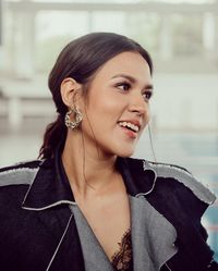Raisa Bingung Dikabarkan Mandi Pakai Air Mineral Sebelum Manggung