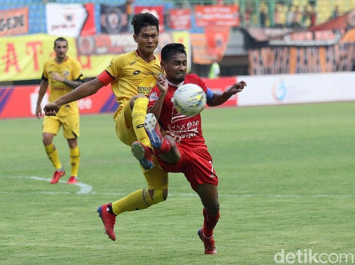 Aksi Semen Padang saat mencuri kemenangan di kandang Persija Jakarta. (Foto: Agung Pambudhy/detikcom) Aksi Semen Padang saat mencuri kemenangan di kandang Persija Jakarta. (Foto: Agung Pambudhy/detikcom)