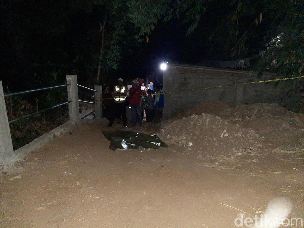 Seorang Pria di Probolinggo Ditemukan Tewas Penuh Luka Bacok Seorang Pria di Probolinggo Ditemukan Tewas Penuh Luka Bacok