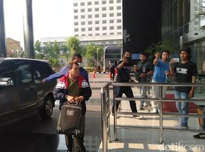 Sambil Bawa Koper, Kadis PU Medan yang Kena OTT Tiba di KPK