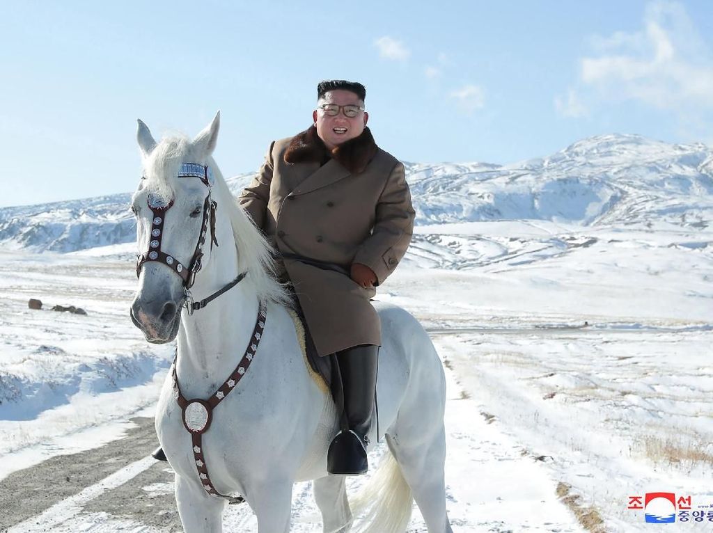 Pesan Menantang Kim Jong-Un yang Tunggangi Kuda Putih di Gunung Sakral Pesan Menantang Kim Jong-Un yang Tunggangi Kuda Putih di Gunung Sakral