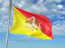 Bendera Unik: Kepala Medusa di Tengah Kaki Tiga