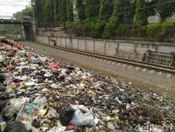 Warga Tak Yakin Pemkab Bogor Bakal Singkirkan Sampah di Samping Rel Citeureup