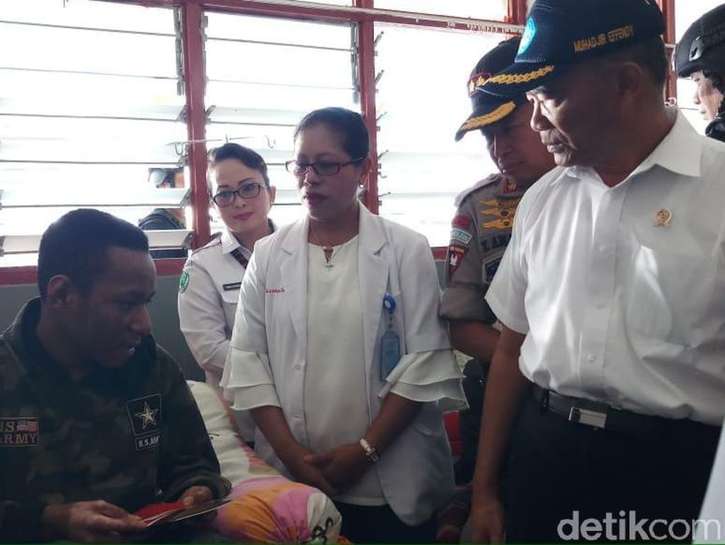 Mendikbud Jenguk dan Beri Bantuan untuk Siswa Korban Kerusuhan Wamena Mendikbud Jenguk dan Beri Bantuan untuk Siswa Korban Kerusuhan Wamena
