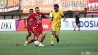 Marko Simic berusaha melewati pengawalan pemain Semen Padang. Dalam pertandingan ini, pemain Kroasia itu berhasil menyumbangkan gol untuk Persija lewat titik putih di menit ke-15.