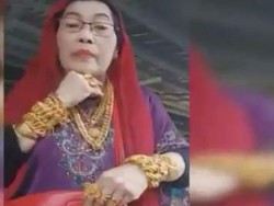 Hebring! Tangan dan Leher Ibu Ini Digelendoti Emas 3 Kg