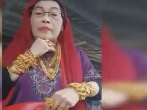Hebring! Tangan dan Leher Ibu Ini Digelendoti Emas 3 Kg Hebring! Tangan dan Leher Ibu Ini Digelendoti Emas 3 Kg