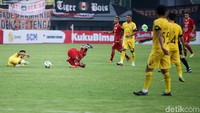 Riko Simanjuntak, yang semalam memperkuat Timnas Indonesia melawan timnas Vietnam, terjatuh saat berduel dengan pemain Semen Padang.