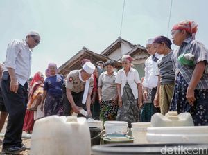 Krisis Air Bersih, Polisi Dropping Air Bersih ke Desa-desa di Probolinggo