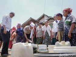 Krisis Air Bersih, Polisi Dropping Air Bersih ke Desa-desa di Probolinggo