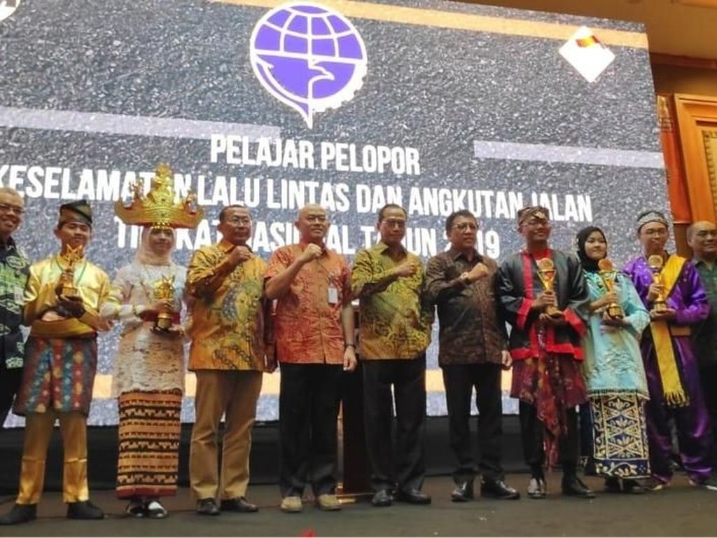 Menhub Ingin Pelajar Jadi Duta Keselamatan Berlalu Lintas Menhub Ingin Pelajar Jadi Duta Keselamatan Berlalu Lintas