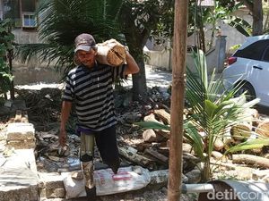 Pria Disabilitas Ini Rajin Bikin Kaki Palsu dan Dibagikan Gratis