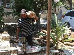 Pria Disabilitas Ini Rajin Bikin Kaki Palsu dan Dibagikan Gratis