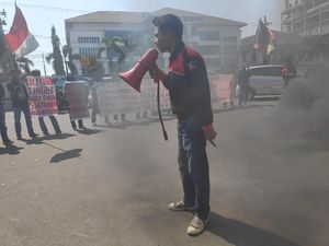 Massa Demo Tolak Pelantikan Jokowi Bakar Ban-Blokir Jalan di Makassar