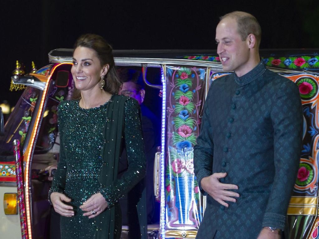 Gaya Kate Middleton Naik Bajaj Pakistan, Anggun Bergaun Rp 65 Juta