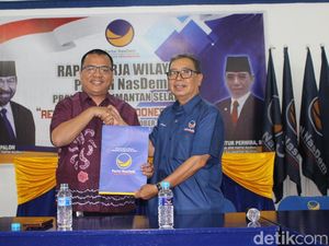 Denny Indrayana Kembalikan Formulir Cagub Kalsel ke NasDem Denny Indrayana Kembalikan Formulir Cagub Kalsel ke NasDem
