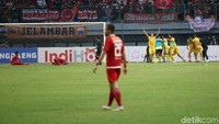 Para pemain Semen Padang merayakan gol yang menjadi penyama kedudukan 1-1. Dalam pertandingan ini, dua gol Semen Padang dicetak oleh Vendry Mofu dan Mariando.