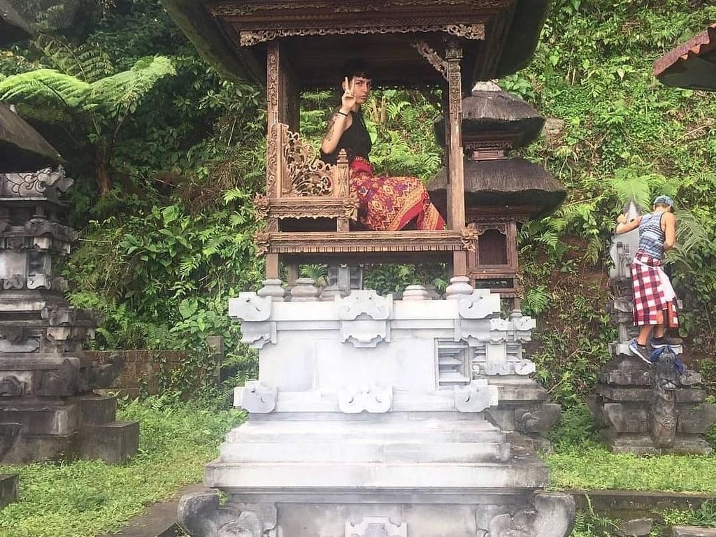 Viral Aksi Bule Duduk di Pelinggih, Dinilai Lecehkan Tempat Suci Bali