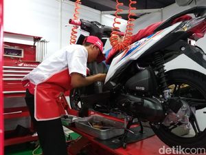 Siswa SMK Beradu Keahlian Otak-atik Motor