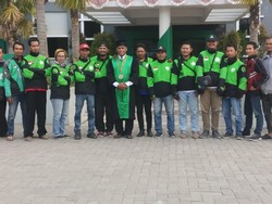 Driver yang Lulus S2 Cumlaude Tak Lepas Jaket Ojol Saat Berkuliah