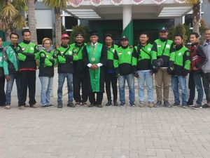 Driver yang Lulus S2 Cumlaude Tak Lepas Jaket Ojol Saat Berkuliah Driver yang Lulus S2 Cumlaude Tak Lepas Jaket Ojol Saat Berkuliah