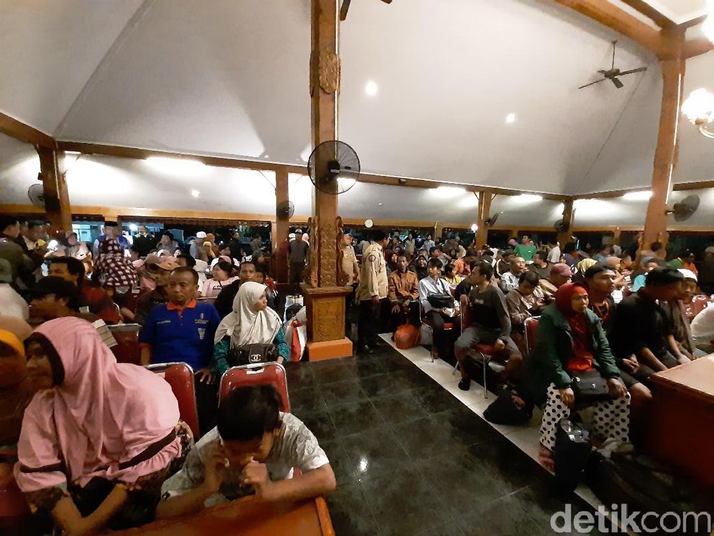 135 Warga Probolinggo Asal Wamena Menangis Bisa Pulang Kampung 135 Warga Probolinggo Asal Wamena Menangis Bisa Pulang Kampung
