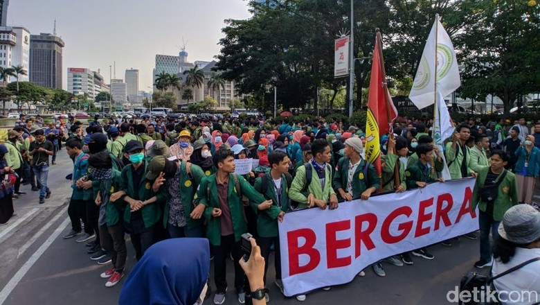 Massa BEM SI Aksi di Patung Kuda, Bentangkan Spanduk Bergerak