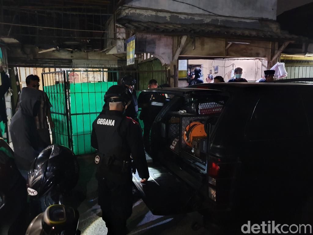 Densus 88 Sita 2 Pemantik Bom-Buku Jihad dari Rumah Teroris Bekasi Densus 88 Sita 2 Pemantik Bom-Buku Jihad dari Rumah Teroris Bekasi