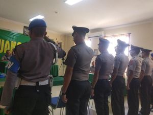 5 Polisi Pembawa Senpi Saat Demo Ricuh DPRD Sultra Jalani Sidang Disiplin 5 Polisi Pembawa Senpi Saat Demo Ricuh DPRD Sultra Jalani Sidang Disiplin