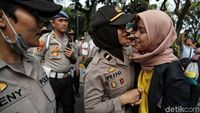 Pelukan Massa Mahasiswa dan Polwan Tutup Aksi Tagih Perppu KPK