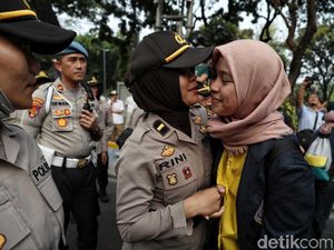 Pelukan Massa Mahasiswa dan Polwan Tutup Aksi Tagih Perppu KPK