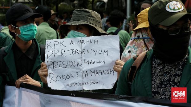 Puluhan mahasiswa dari beberapa universitas Jakarta melakukan aksi unjuk rasa di kawasan patung kuda,  Jakarta Pusat.   Mahasiswa dalam aksinya menuntut perppu UU KPK segera diterbitkan oleh Presiden.CNN Indonesia/Andry Novelino