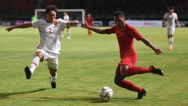 Pesepak bola Indonesia U-19 Muhammad Fajar Fathur Rachman (kanan) menendang bola dan berusaha dihalangi pesepak bola China U-19 Yuhad Chen (kiri) saat laga uji coba di Gelora Bung Tomo, Surabaya, Jawa Timur, Kamis (17/10/2019).  ANTARA FOTO/Zabur Karuru/ama.