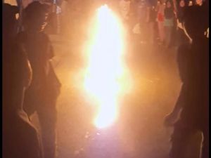 Kesal SMPN 1 Mancak Serang Disegel Ahli Waris, Warga Bakar Ban Kesal SMPN 1 Mancak Serang Disegel Ahli Waris, Warga Bakar Ban