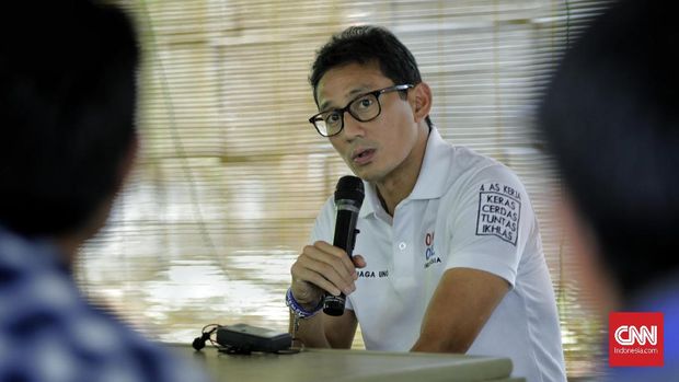 Politikus Gerindra Sandiaga Uno memberikan keterangan pada wartawan di kediamannya. Jakarta, Kamis, 17 Oktober 2019.