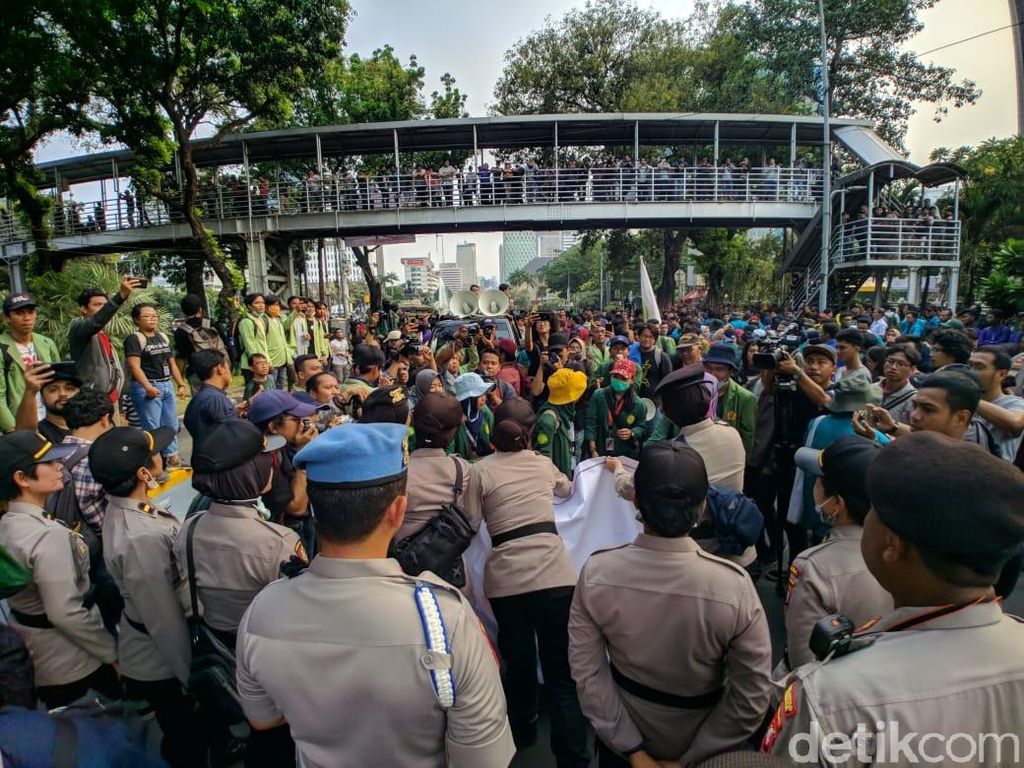 Unjuk Rasa Mahasiswa di Patung Kuda Usai, Massa Bubar Tertib Unjuk Rasa Mahasiswa di Patung Kuda Usai, Massa Bubar Tertib