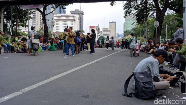 Akhiri Demonstrasi, Massa BEM SI Masih Berkumpul di Jalan Medan Merdeka Barat